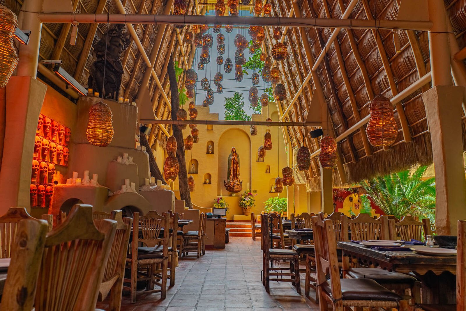 Interior iluminado del restaurante Santo Coyote con luminarias artesanales